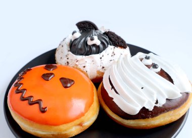 Jack O Lantern ve Mumya, Cadılar Bayramı Donutlarını Bulanık Yarasa Şeklinde Donutla Şekillendirdi