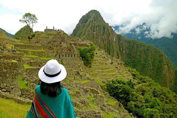 Female Visitor Being Impressed Amazing Machu Picchu Inca Citadel Urubamba — Stock Photo, Image