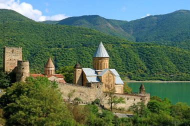 Gürcistan Aragvi Nehri Bankası 'ndaki Ananuri Ortaçağ Kalesi Kompleksi