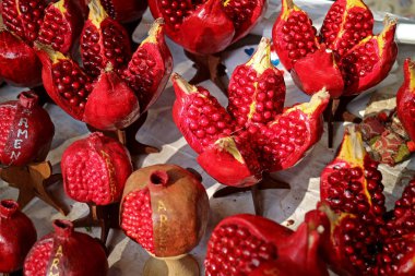 Erivan, Ermenistan 'daki Vernissage Pazarı' nda Satılık Nar Heykelleri