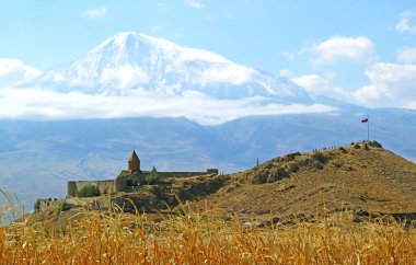 Ararat Dağı, Pokr Vedi köyü, Ermenistan ile Khor Virap Manastırı 'nın çarpıcı görüntüsü