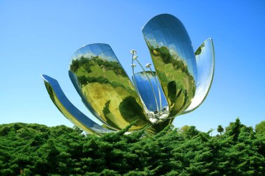 Floralis Generica, Çelik ve alüminyumdan yapılmış ünlü çiçek heykeli, Plaza de las Naciones Unidas Meydanı, Buenos Aires, Arjantin