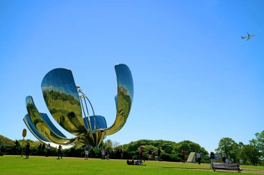 Buenos Aires, Arjantin, İnsanlar Floralis Generica adlı çiçek heykelinin fotoğraflarını çekmekten zevk alıyorlar.