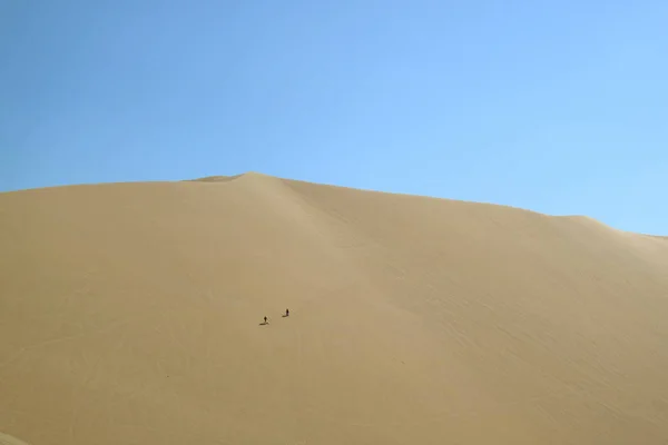 Due Persone Che Divertono Sulla Vasta Duna Sabbia Del Deserto — Foto Stock