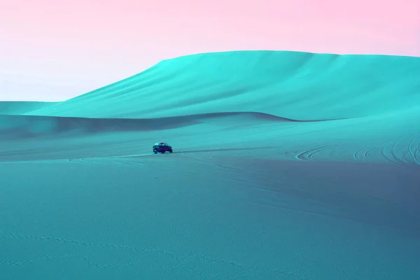Сюрреалистичный Поп Арт Стиле Бирюзового Голубого Цвета Песчаные Дюны Бегущая — стоковое фото