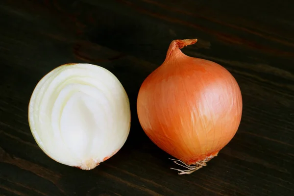 Zwiebeln Halbieren Mit Ganzen Zwiebeln Isoliert Auf Dunklem Holzhintergrund — Stockfoto