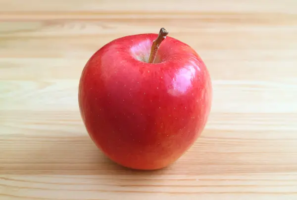 Taze Olgun Kırmızı Elma Açık Kahverengi Ahşap Masada Izole — Stok fotoğraf