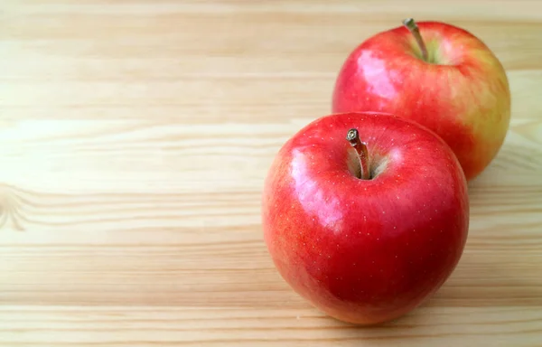 Doğal Ahşap Masada Kopyalanmış Taze Olgun Kırmızı Elmalar — Stok fotoğraf