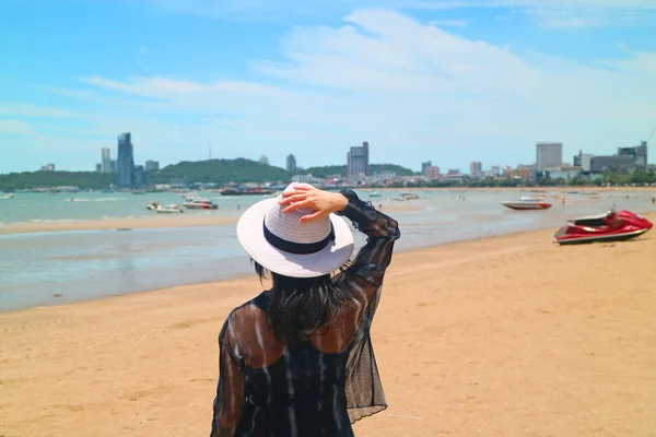 Mujer Playa Soleada Mirando Mar — Foto de Stock