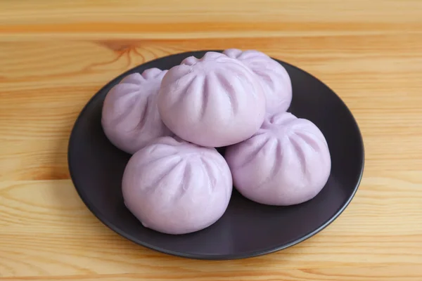 Heap Purple Sweet Potato Steamed Buns Black Plate Served Wooden — Stock fotografie