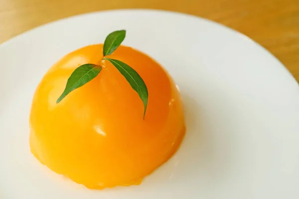Żywy Kolor Mandaryński Pomarańczowy Placek Kopuła Białej Płycie — Zdjęcie stockowe