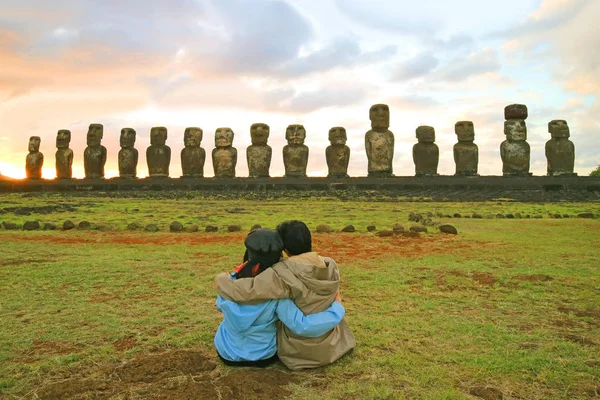 Couple Having Happy Moment Front Awesome Moai Statues Ahu Tongariki — Stock Photo, Image