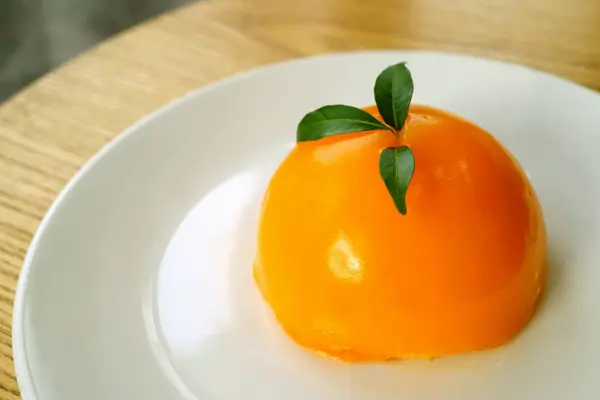 Mouthwatering Mandarin Orange Cake Dome Sur Une Plaque Blanche — Photo
