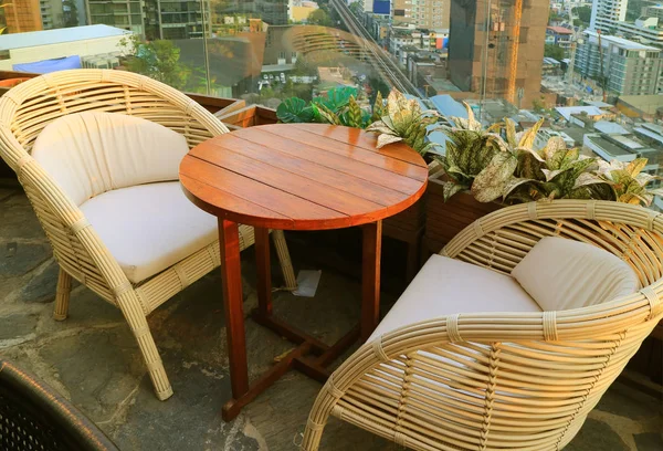 Sillas Vacías Ratán Con Mesa Redonda Terraza Azotea — Foto de Stock