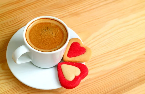 Tasse Heißen Kaffee Mit Einem Paar Herzförmige Kekse Auf Holztisch — Stockfoto