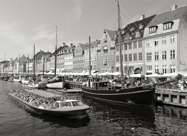 Monotone Bild Eines Kreuzfahrtschiffes Mit Vielen Menschen Auf Dem Kanal — Stockfoto
