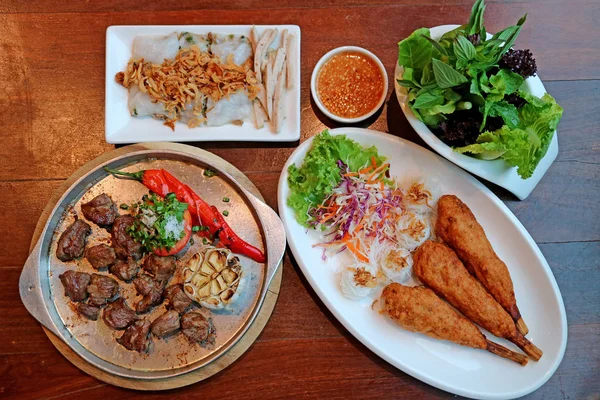 Draufsicht Auf Beliebte Vietnamesische Gerichte Auf Dem Holztisch — Stockfoto