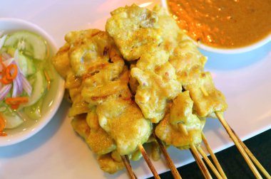 Baharatlı Fıstık Sosu ve Turşulu Sebze Turşulu Izgara Domuz Satay.