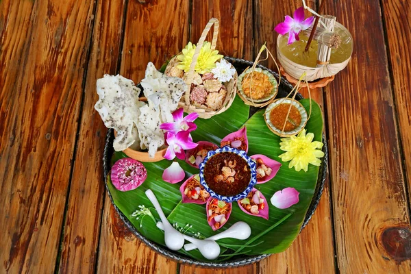 Conjunto Aperitivos Tailandeses Pétalas Lótus Frescas Embrulhadas Crocantes Bolos Arroz — Fotografia de Stock