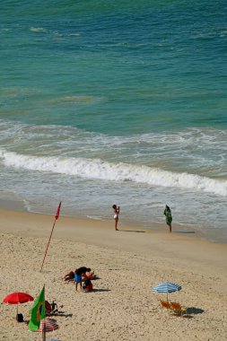 İnsanların hava manzarası Copacabana plajı, Rio de Janeiro, Brezilya, Güney Amerika 'da etkinliklerin keyfini çıkarıyor