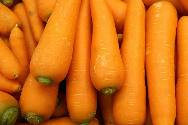 Pile Ζωηρό Πορτοκαλί Χρώμα Φρέσκα Καρότα Που Πωλούν Στην Αγορά — Φωτογραφία Αρχείου
