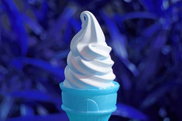 Cono Helado Primer Plano Soft Serve Estilo Pop Art Light — Foto de Stock