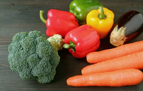 Sayur Sayuran Berwarna Segar Yang Tersebar Atas Meja Kayu — Stok Foto