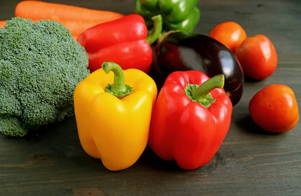 Jenis Sayuran Segar Yang Berbeda Beda Atas Meja Kayu — Stok Foto