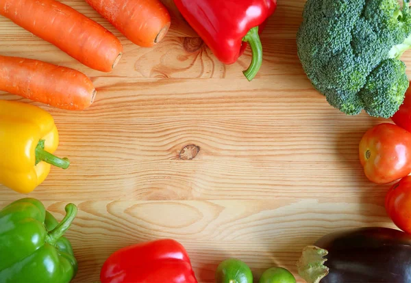 Sayuran Berwarna Warni Segar Pada Latar Belakang Kayu Dengan Ruang — Stok Foto