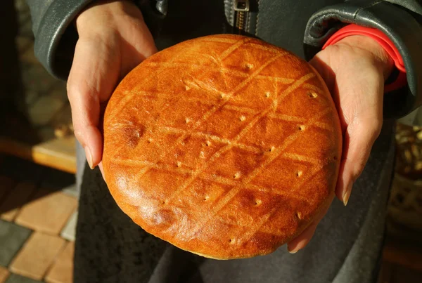 Fresh Baked Armenian Sweet Bread Called Gata Woman Hands — Stock Photo, Image