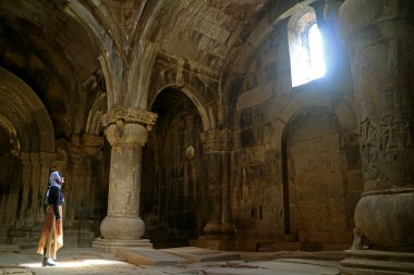 Ermenistan 'ın Lori eyaletindeki Unesco Dünya Mirası Alanı Sanahin Manastırı Koridoru' nda bir kadın.