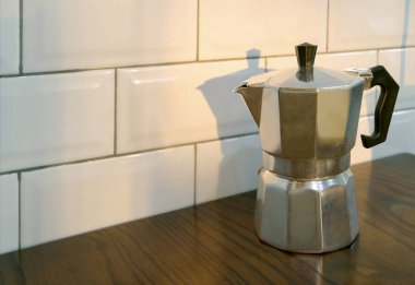 Moka Kahve Demliği Mutfak Tahta Masasında Kopya Boşluğu ile