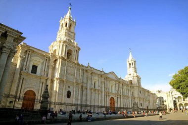 Arequipa Bazilika Katedrali 'nin önünde Dinlenen Birçok Kişi, Güney Amerika' daki Arequipa Eski Şehri 'nin Kalbindeki Görkemli Kent, Peru