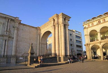 Plaza de Armas Meydanı ve birçok ziyaretçiyle birlikte Arequipa Katedrali Süslü Kemeri, Arequipa Eski Şehir, Peru, Güney Amerika,