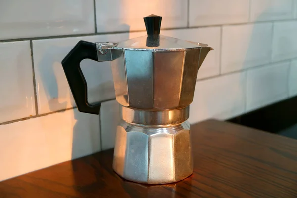Mokka Kaffeekanne Isoliert Auf Dem Holztisch Der Küche — Stockfoto
