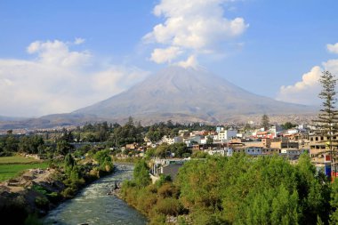 Misti Volcano ve Chili Nehri Panoramik Manzarası Arequipa Eski Şehir Merkezi, Arequipa, Peru, Güney Amerika