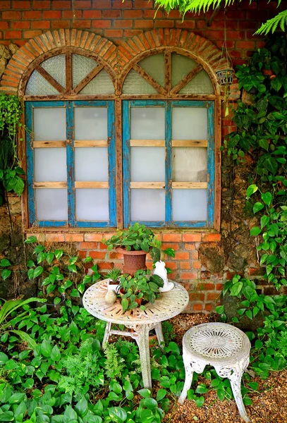 Mesa Jardim Branco Cadeira Com Mini Plantadores Quintal — Fotografia de Stock