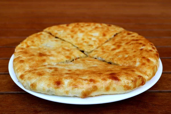 Kubdari Pão Liso Saboroso Recheado Com Carne Picada Prato Tradicional — Fotografia de Stock