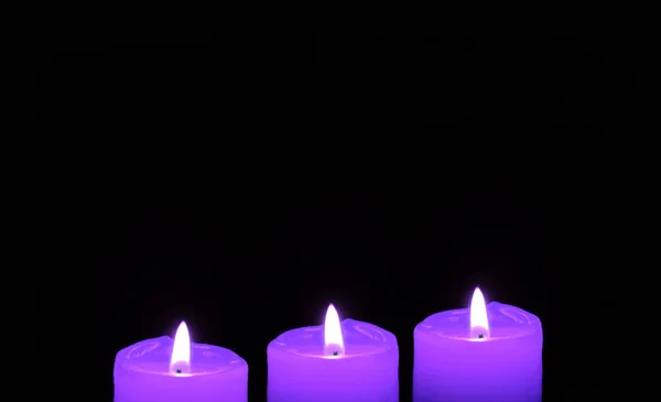 Splendente Tre Candele Viola Sfondo Nero Con Spazio Copia — Foto Stock