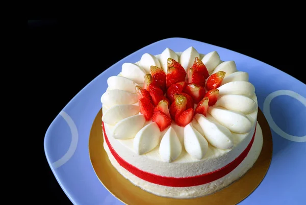 Frischer Erdbeer Vanille Kuchen Auf Blauem Keramikblech Auf Schwarzem Hintergrund — Stockfoto