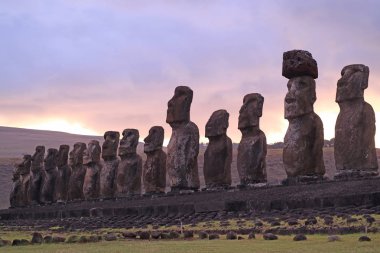 Ahu Tongariki 'nin devasa 15 Moai heykeline karşı güzel gündoğumu bulutlu gökyüzü, Paskalya Adası, Şili, Güney Amerika' daki arkeolojik alan