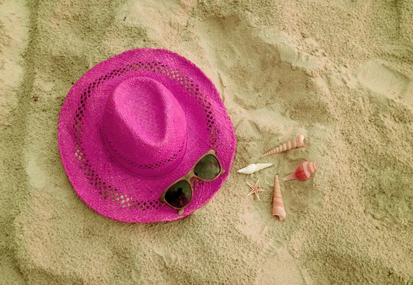 Chapéu Palha Rosa Chocante Com Óculos Sol Muitos Pequenos Conchas — Fotografia de Stock