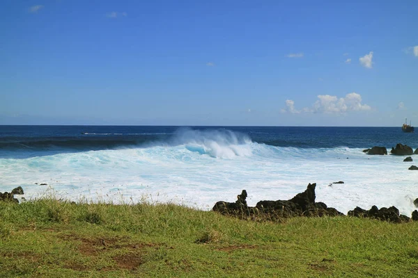 南美洲 伊斯特岛 Hanga Roa镇 太平洋上的大浪冲刷着 — 图库照片