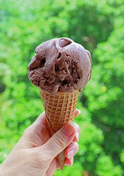Hand Holding Chocolate Ice Cream Cone Tegen Wazige Zonneschijn Tuin — Stockfoto