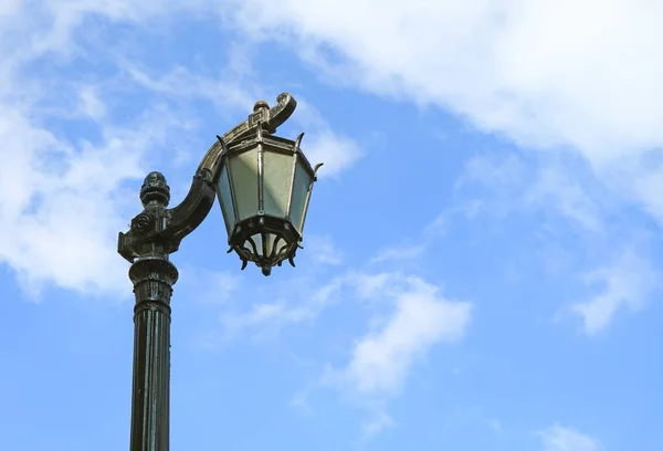 Lampe Vintage Noir Contre Ciel Bleu Nuageux — Photo