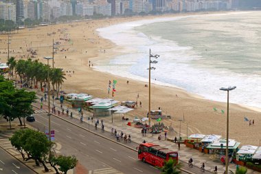 Rio de Janeiro, Brezilya, Güney Amerika 'da Sokak Sahnesi ile Copacabana Sahili' nin etkileyici hava manzarası