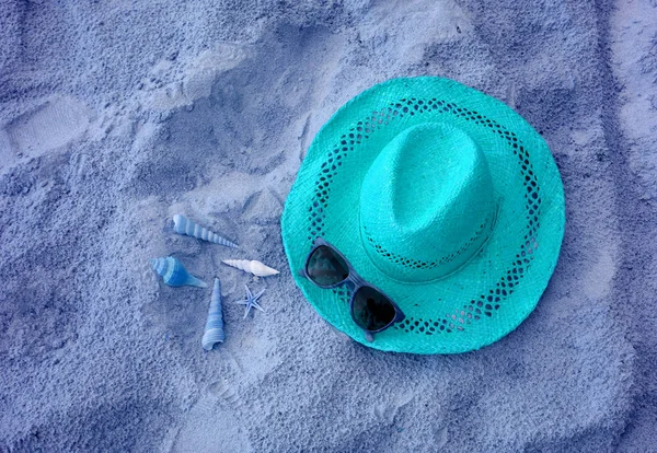 Aqua Bleu Coloré Chapeau Paille Avec Des Lunettes Soleil Beaucoup — Photo