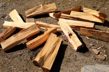 Yere saçılmış odun yığını.