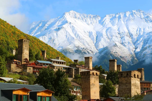 Oszałamiający Widok Średniowiecznych Wież Svan Przeciwko Ośnieżonej Górze Kaukazu Mestii — Zdjęcie stockowe