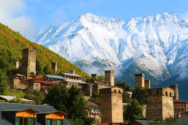 Gürcistan 'ın Svaneti Bölgesi Mestia, Svaneti' deki Kafkasya Dağına karşı Ortaçağ Svan Kulesi 'nin çarpıcı manzarası